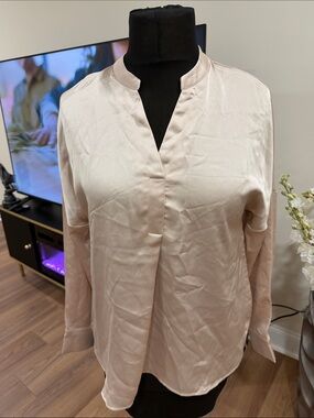 Tahari 
Women's Cream Satin V-Neck Long Sleeve Top